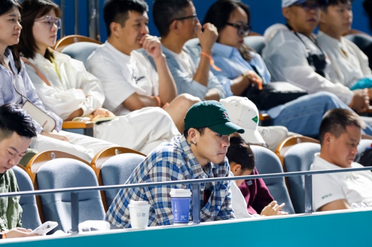 王大雷：陪家人看宁波网球公开赛是难得体验 我的网球打不过女儿