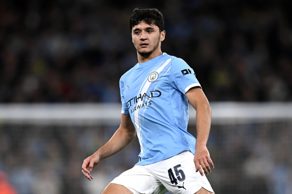 瓜帅直呼顶级！21岁胡桑诺夫连续4场首发，4000万加盟后场万金油